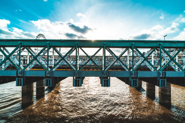 伦敦泰晤士河上的亨格福德桥图片下载