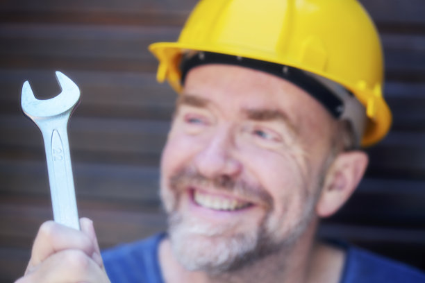 拿着扳手的杂工图片下载