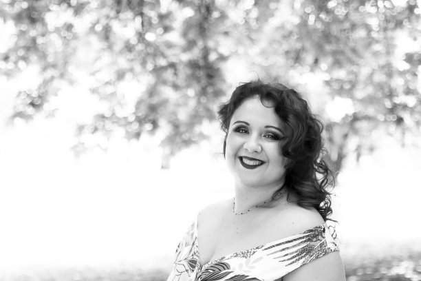 美丽和快乐的年轻女子肖像在黑白图片下载