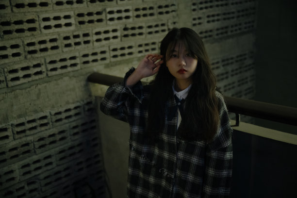 亚洲年轻女孩在黑暗的走廊图片下载