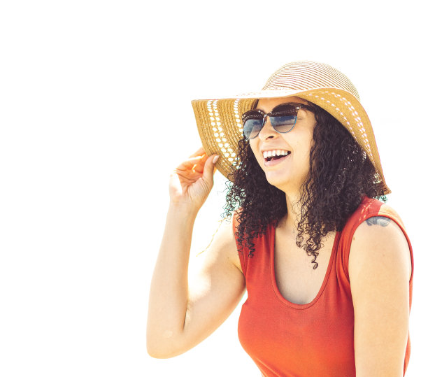 快乐的非洲裔加勒比妇女在海滩度假太阳镜和太阳帽图片下载