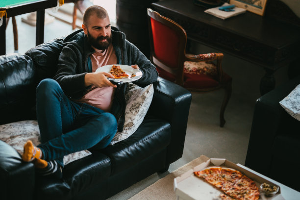 在家看电视，吃外卖披萨图片下载