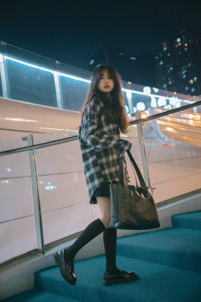 美丽的亚洲女孩在霓虹桥的夜晚图片下载