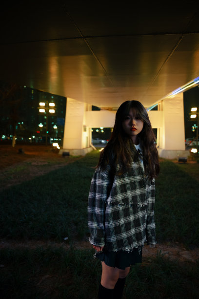 美丽的亚洲女孩在霓虹大桥下图片下载