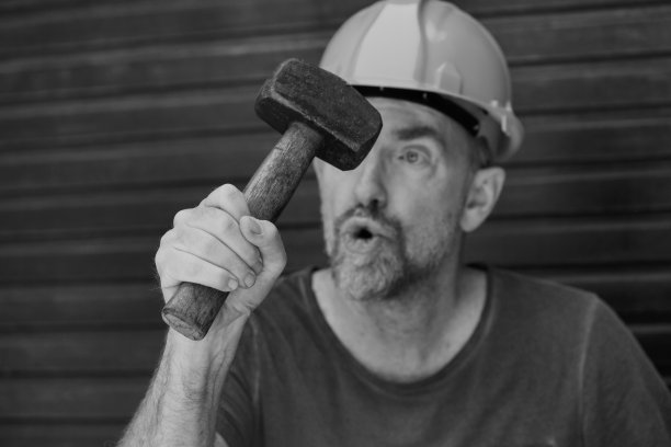 人持有锤图片下载