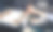 特写镜头，一个女人把刷子浸入一杯水里。图片下载