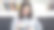 一位戴眼镜的年轻女子用铅笔在笔记本上画画。图片下载