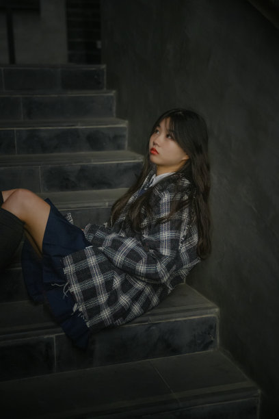 亚洲年轻女孩在黑暗的走廊图片下载