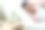 亚洲有吸引力的年轻男子睡觉时，闹钟在早上响。帅男觉得懒，累了躺在舒适的床上，在卧室里无视噪音，继续睡觉不想醒来。图片下载