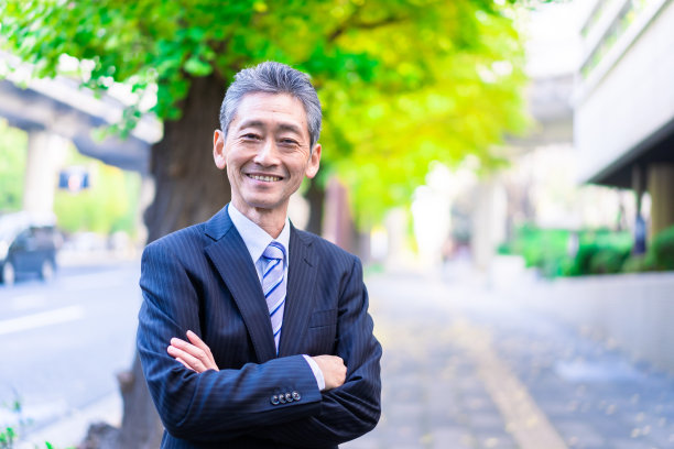 商人在外面交叉双臂图片下载