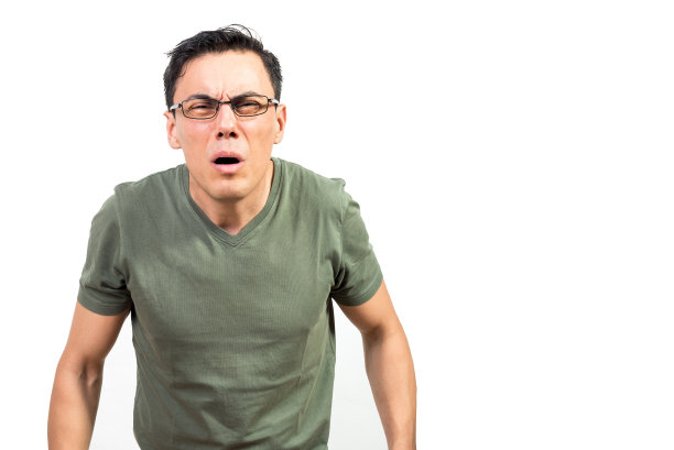 视力不好的男人看相机图片下载