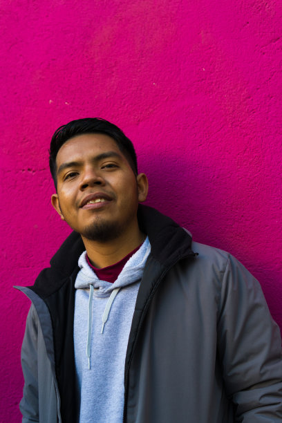 土著墨西哥青年孤立在紫色背景中图片下载