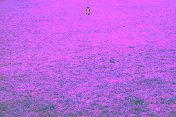 英国伦敦，布鲁姆菲尔德公园，一名男子独自坐在操场上的躺椅上图片下载