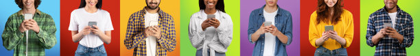 年轻的欧洲人、印度人和黑人穿着随意，面带微笑，冷静地用智能手机聊天图片下载