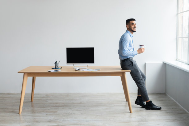 阿拉伯工人展示笔记本电脑与黑色空屏幕，模型图片下载