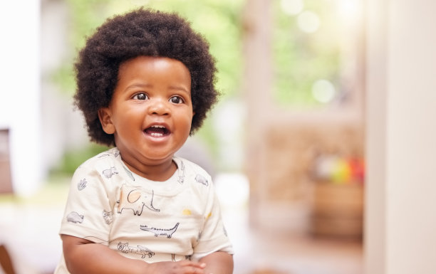 一张可爱的婴儿在家里玩耍的照片图片下载