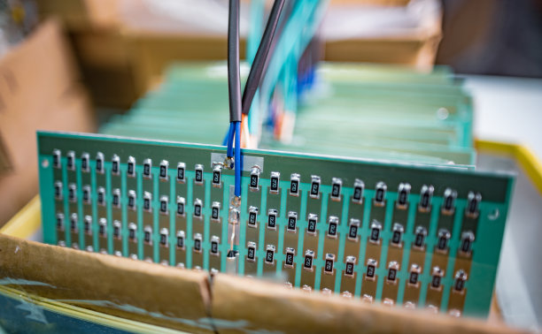 一套用于TFT显示器的芯片在商店的纸箱里图片下载