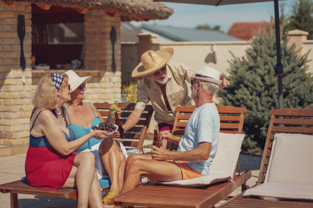 老朋友们在泳池边放松，敬酒图片下载