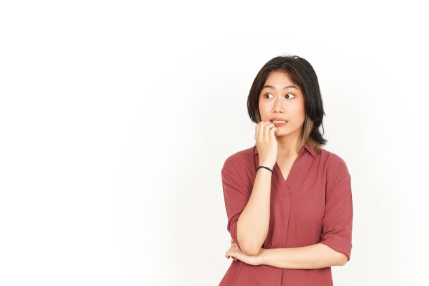 害怕，紧张和咬指甲的美丽的亚洲妇女孤立在白色背景图片下载