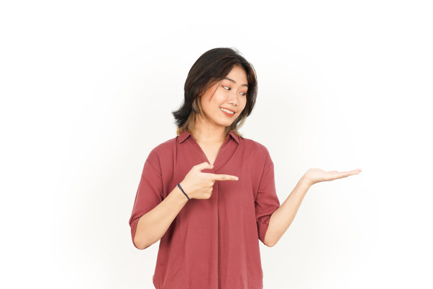 展示和展示产品在开放的棕榈美丽的亚洲妇女孤立在白色背景上图片下载