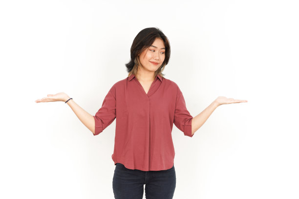 展示和展示两个产品在开放的手掌上美丽的亚洲妇女孤立在白色背景上图片下载