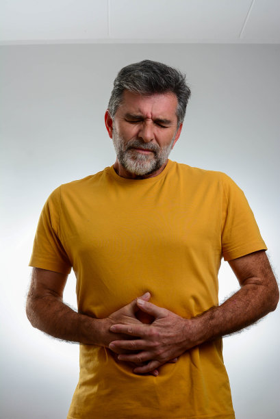 一个胃痛的大胡子男人。图片下载