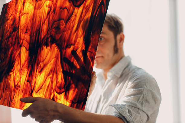 工匠工匠彩绘玻璃大师男透过超现实抽象图案玻璃检查图片下载