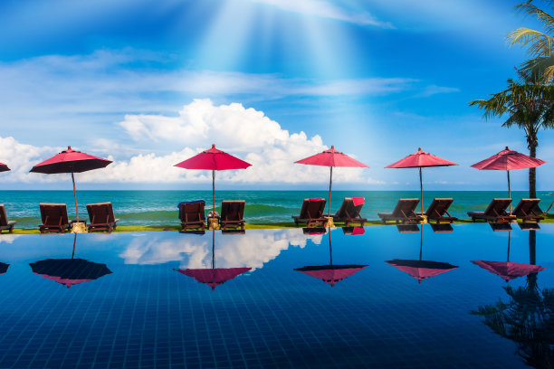 带游泳池的热带度假胜地海景。图片下载