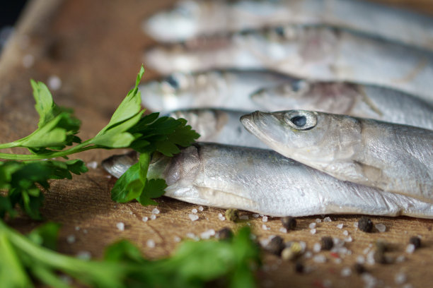 砧板上放有新鲜的鲱鱼和欧芹。富含omega-3的食物。图片下载