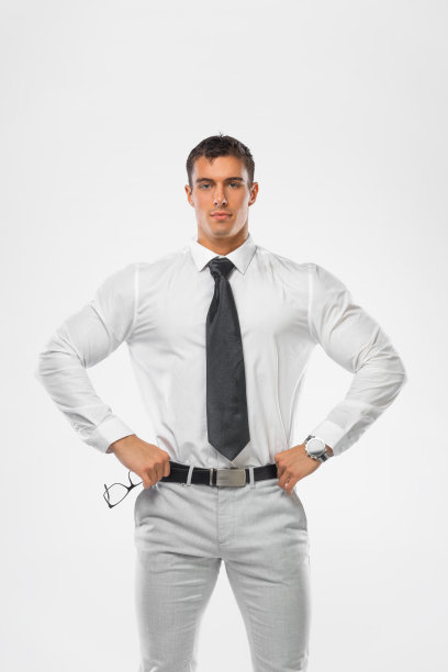 身穿白衬衫的健美运动员透过紫色背景的眼镜。商业与健身理念。图片下载