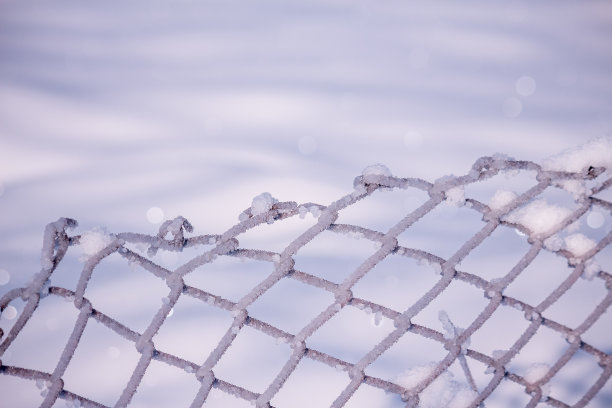 冬天被雪覆盖的钢栅栏图片下载