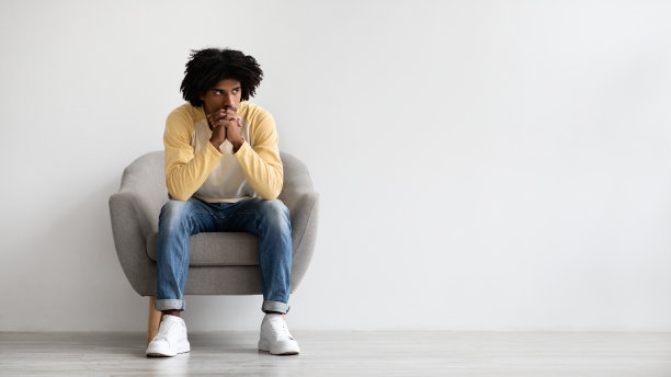 生活问题的概念。沮丧的黑人坐在扶手椅上的肖像图片下载