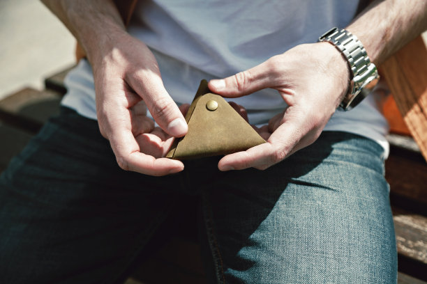 皮革硬币持有人在男人的手特写图片下载