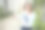 一名年轻女子在户外跑步时休息的照片图片下载