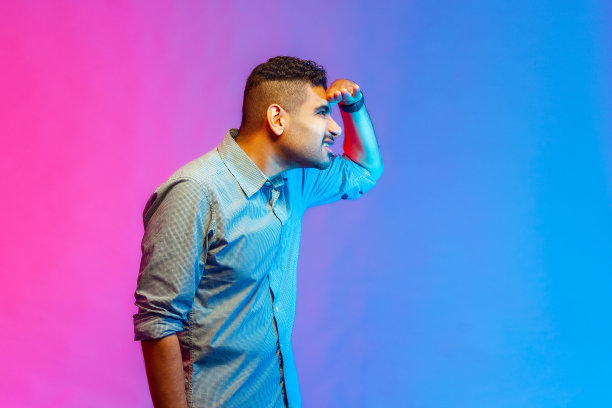 男人眺望远方地平线图片下载