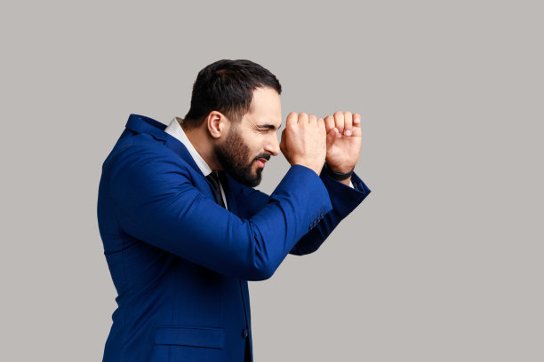 满脸络腮胡子的商人聚精会神地盯着眼睛，表情严肃。图片下载