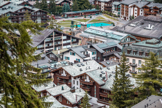 瑞士阿尔卑斯山的瑞士村庄里的木屋和旅馆。图片下载