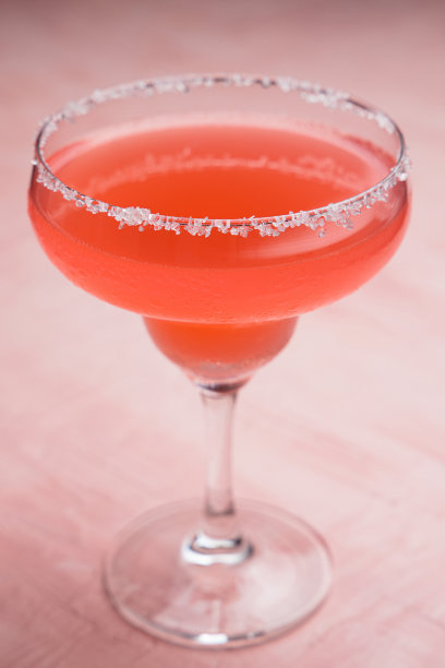粉红色背景的红色玛格丽塔鸡尾酒图片下载