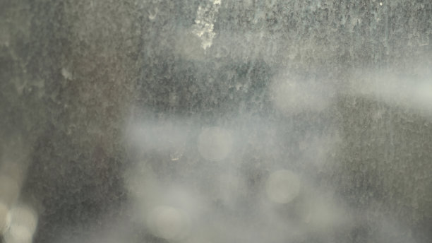 肮脏的窗口。玻璃上沾有灰尘、污垢和雨雪滴图片下载