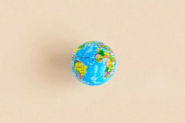 地球地球仪在孤立的米色柔和的背景。抽象的壁纸。文明。俯视图，平躺，复制空间。地球模型。世界地球仪的特写。大西洋图片下载