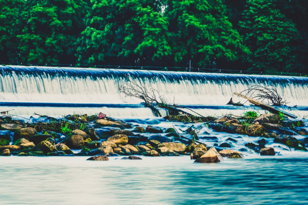有巨大石头的瀑布。图片下载