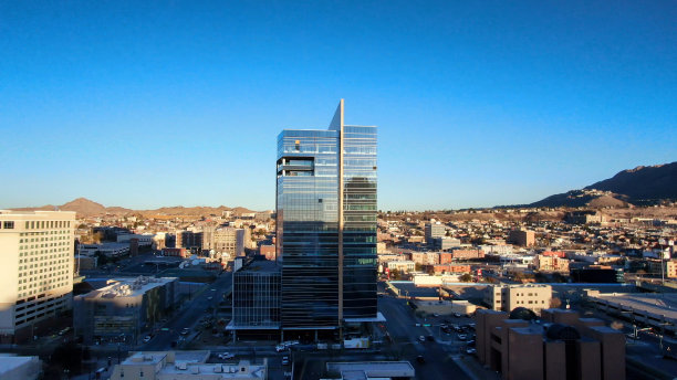 太阳落山前，无人机拍摄的埃尔帕索市中心图片下载