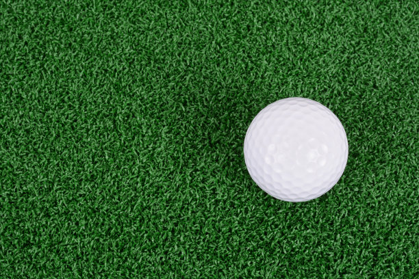 果岭上有高尔夫球图片下载