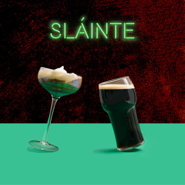 一个独特的爱尔兰咖啡杯和一品脱黑啤手工啤酒杯摆在前面。爱尔兰盖尔语slainte或欢呼在英语绿色霓虹灯上面。跳舞眼镜的现代概念。李子具体背景。图片下载