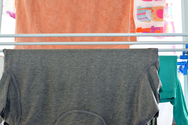 衣物和洗衣用塑料多层晾衣架晾衣架，洗衣和作业及卫生概念，衣物洗后烘干干净图片下载