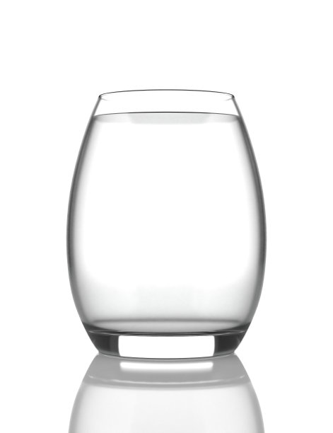 白色背景上的一杯水。图片下载