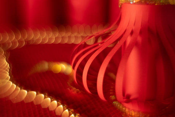 红色散焦抽象背景与红色中国纸灯笼近与选择性焦点和金珠子。亚洲的庆祝活动的概念图片下载
