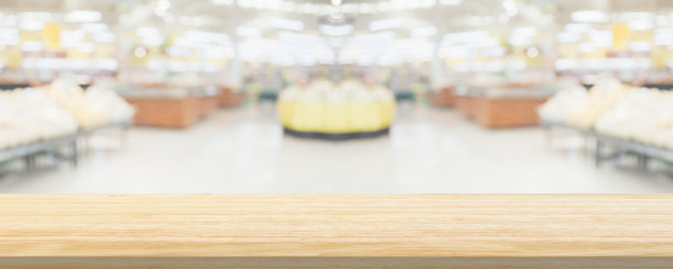 木质桌面与超市杂货店模糊散焦背景与散景光的产品展示图片下载