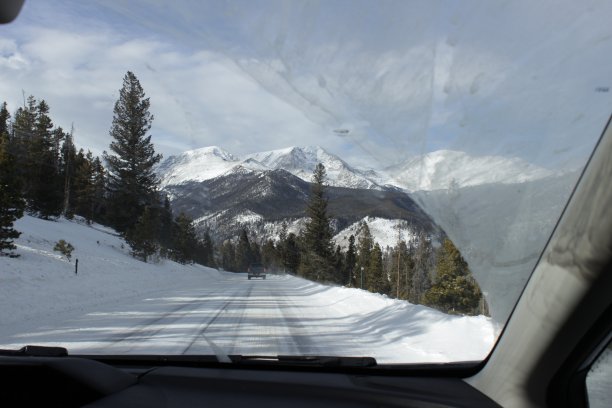 开车穿过雪山图片下载