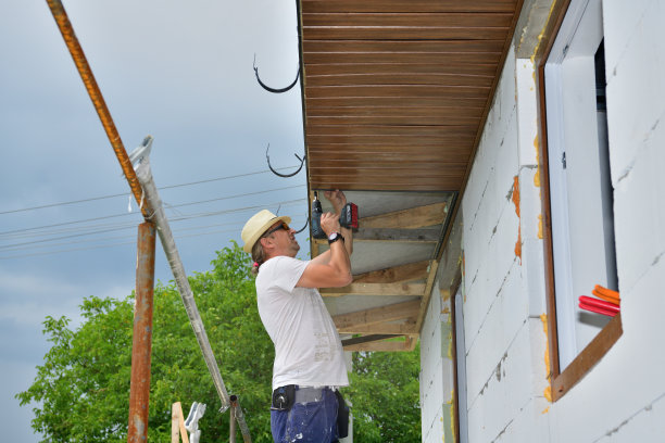 木匠用脚手架把屋顶架起来图片下载